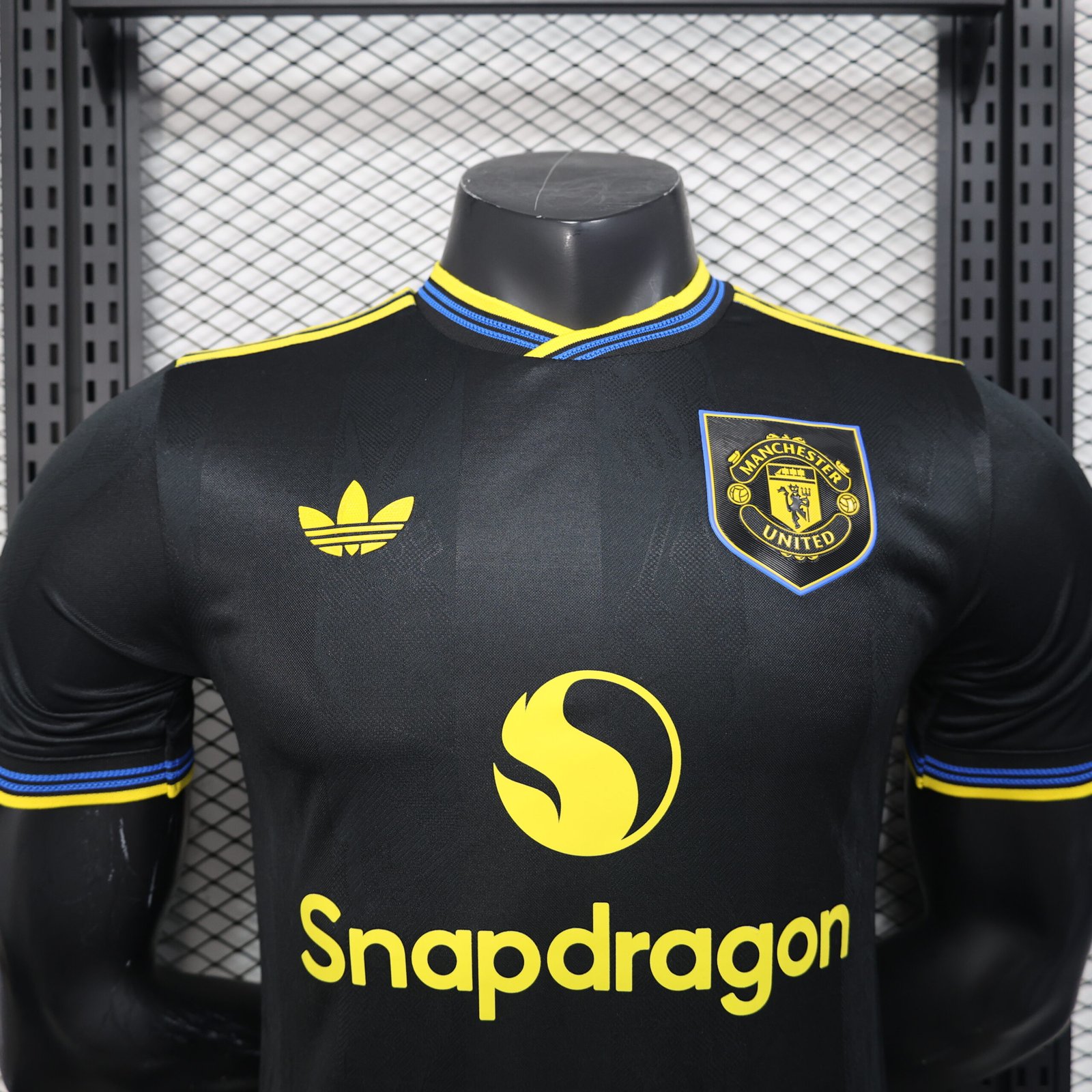Manchester United's second away kit 2025-26 - Image 2